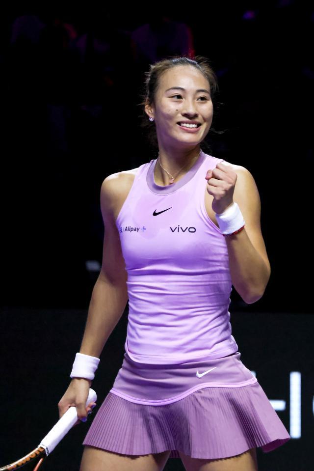 1731126073748085225.jpg (体育)(1)网球——WTA年终总决赛:郑钦文胜莱巴金娜XxjpseC007009_20241105_PEPFN0A001.jpg