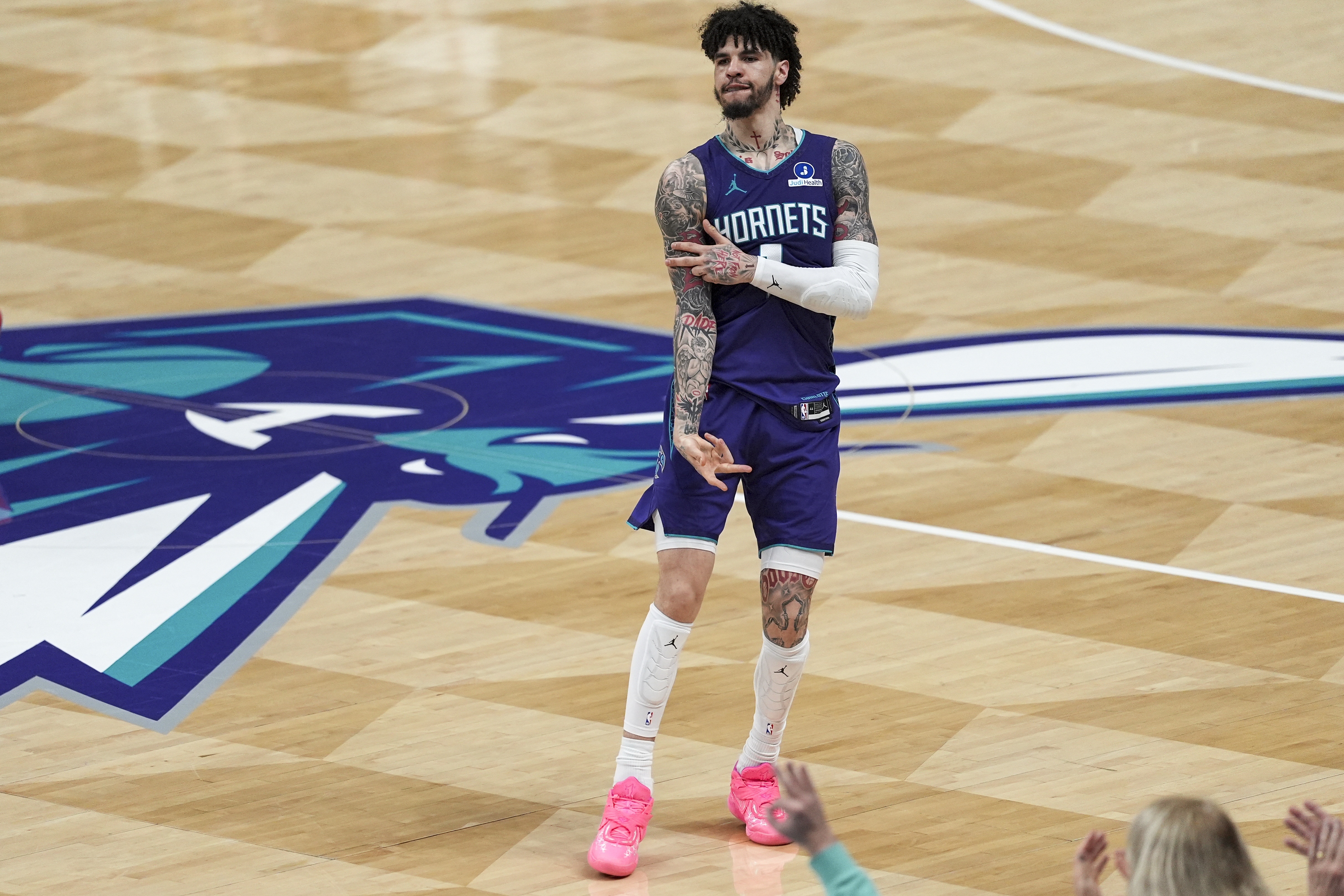 开云体育-不得了哦！黄蜂近19战16胜 连续6场至少赢15+比肩17-18赛季勇士