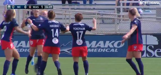 女哈兰德出场!篮板王罗德曼女儿职业首秀即进球